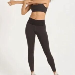 VUORI Luxe Ribbed Leggings in‎ Heathered Quartz